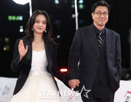 [서울=뉴시스] 이영환 기자 = 배우 탕웨이와 김태용 감독이 29일 오후 서울 영등포구 여의도 KBS홀에서 열린 제45회 청룡영화상에서 레드카펫을 밟고 있다. 2024.11.29. 20hwan@newsis.com /사진=이영환