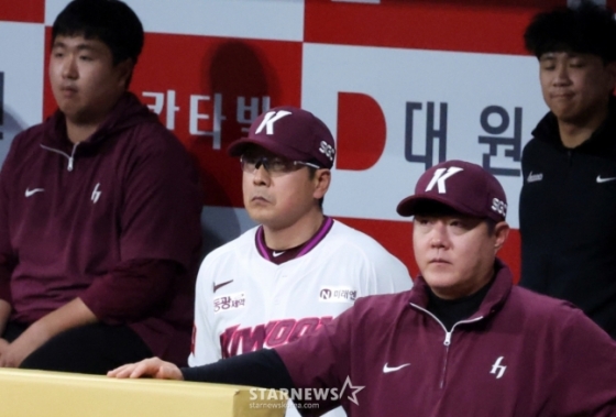 키움 홍원기 감독(가운데)이 9일 고척스카이돔에서 열린 2025 KBO리그 키움히어로즈와 한화이글스 경기 9회초 한화에 3실점하는 장면을 담담히 지켜보고 있다. /사진=강영조 선임기자 