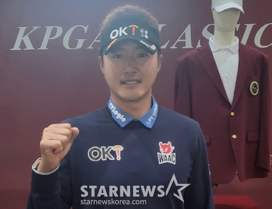 이태희가 10일 KPGA 클래식 2라운드 경기를 마치고 취재진과 인터뷰 후 포즈를 취하고 있다. /사진=안호근 기자