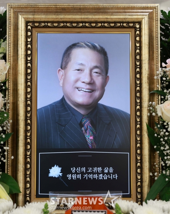 &#039;뽀빠이&#039; 故 이상용이 갑작스럽게 별세한 가운데 10일 오후 서울 서초구 반포동 가톨릭대학교 서울성모병원장례식장 31호실에 마련된 빈소에 영정사진이 놓여있다. /사진공동취재단 2025.05.10 /사진=이동훈 photoguy@