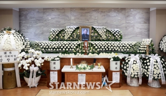 &#039;뽀빠이&#039; 故 이상용이 갑작스럽게 별세한 가운데 10일 오후 서울 서초구 반포동 가톨릭대학교 서울성모병원장례식장 31호실에 마련된 빈소에 영정사진이 놓여있다. /사진공동취재단 2025.05.10 /사진=이동훈 photoguy@