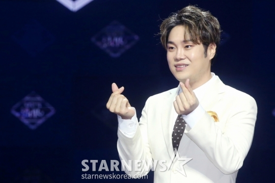 가수 유재환이 19일 오후 경기도 고양시 빛마루 방송지원센터에서 열린 엠넷 &#039;내 안의 발라드&#039; 제작발표회에서 포즈를 취하고 있다.