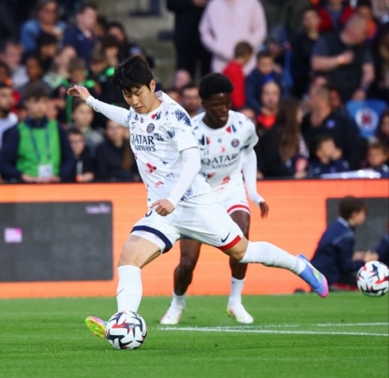 경기 전 몸을 푸는 이강인. /사진=PSG SNS