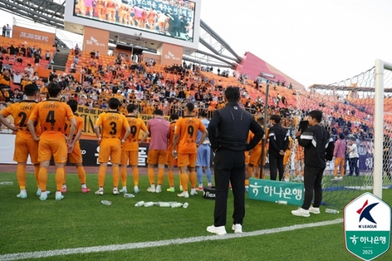 팬들에게 인사하는 제주 SK 선수단. /사진=한국프로축구연맹 제공