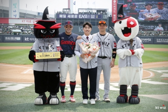 신본기(가운데)가 11일 수원 KT-롯데전에 앞서 열린 자신의 은퇴식에서 롯데 전준우(왼쪽), KT 장성우와 함께 기념사진을 찍고 있다. /사진=KT 위즈 제공