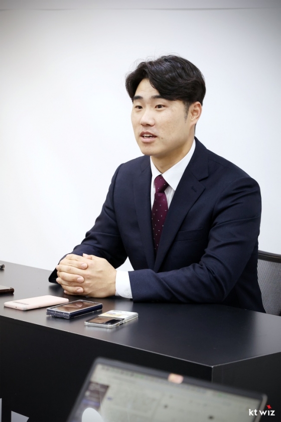 신본기가 11일 수원 KT-롯데전에 앞서 열린 자신의 은퇴식을 앞두고 취재진과 인터뷰하고 있다. /사진=KT 위즈 제공