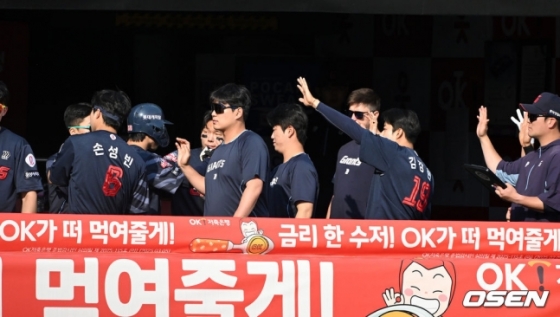 롯데 선수단이 11일 수원 KT전서 기뻐하고 있다. 