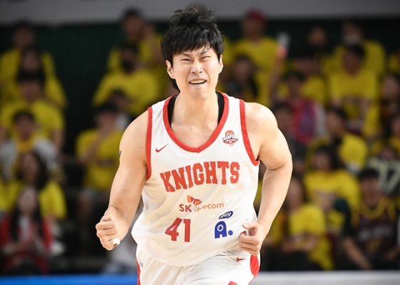 포효하는 오세근. /사진=KBL 제공