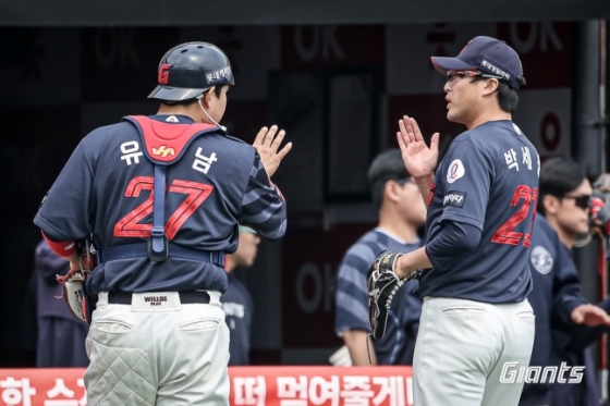 롯데 박세웅(오른쪽)이 11일 수원 KT전에서 포수 유강남과 이야기를 나누고 있다. /사진=롯데 자이언츠 제공