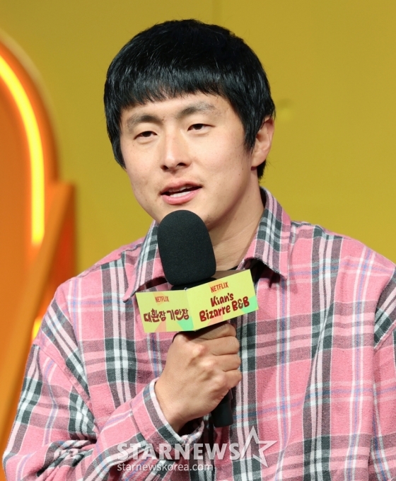 (서울=뉴스1) 권현진 기자 = 방송인 기안84가 15일 서울 종로구 JW메리어트 동대문 스퀘어 서울에서 열린 넷플릭스 새 예능 &#039;대환장 기안장&#039; 기자간담회에서 인사말을 하고 있다.   &#039;대환장 기안장&#039;은 기안적 낭만이 가득한 울릉도 기안장에서 기안84와 서포트 멤버 방탄소년단 진, 배우 지예은이 숙박객들과 펼치는 기상천외한 신개념 민박 버라이어티다. 2025.4.15/뉴스1  Copyright (C) 뉴스1. All rights reserved. 무단 전재 및 재배포,  AI학습 이용 금지. /사진=(서울=뉴스1) 권현진 기자