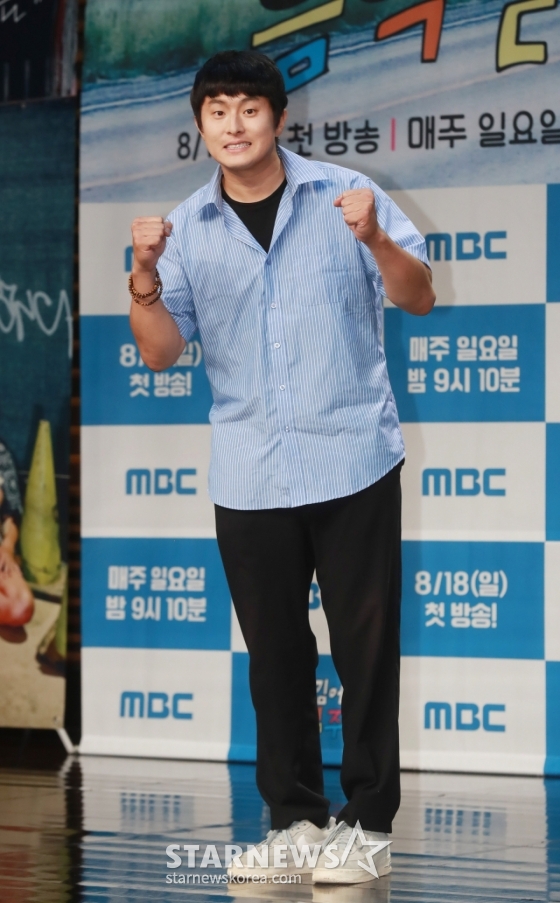 방송인 기안84가 16일 오후 서울 마포구 상암동 MBC 사옥에서 진행된 &#039;태아난김에 음악일주&#039; 제작발표회에 참석해 포즈를 취하고 있다.  기안84가 버킷리스트 중 하나였던 가수의 꿈을 향해 나아가는 여정을 담은 프로그램 &#039;태어난김에 음악일주&#039;는 오는 18일 첫 방송된다. /2024.08.16 /사진=이동훈