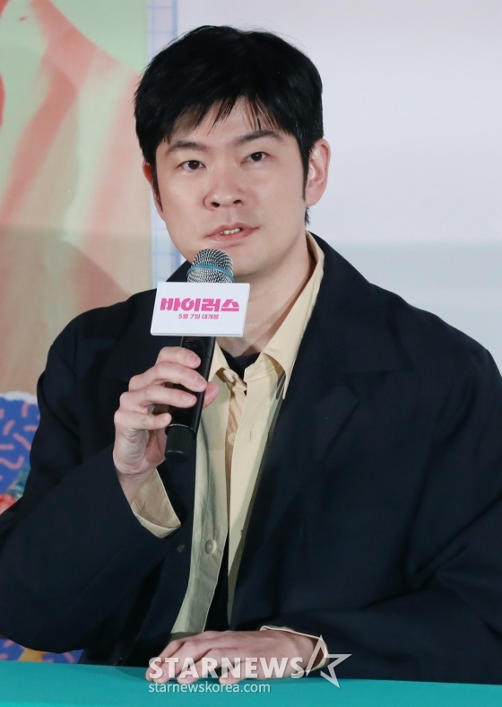 배우 장기하가 28일 오후 서울 CGV 용산아이파크몰에서 진행된 영화 '바이러스'(감독 강이관) 언론배급시사회 및 기자간담회에 참석해 질문에 답하고 있다. 이유 없이 사랑에 빠지는 치사율 100% 바이러스에 감염된 택선이 모쏠 연구원 수필, 오랜 동창 연우, 그리고 치료제를 만들 수 있는 유일한 전문가 이균까지 세 남자와 함께하는 예기치 못한 여정을 그린 영화 '바이러스'는 5월 7일 개봉한다. /2025.04.28 /사진=이동훈 photoguy@