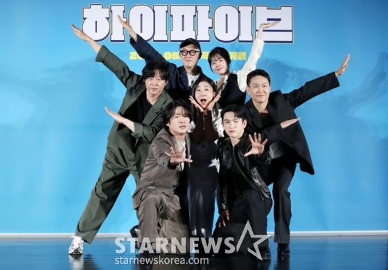 배우 이재인, 안재홍, 라미란, 강형철 감독, 배우 김희원, 오정세, 박진영이 12일 오전 서울 광진구 롯데시네마 건대입구에서 열린 영화 &#039;하이파이브&#039;(감독 강형철) 제작보고회에 참석해 포즈를 취하고 있다. /2025.05.12 /사진=김휘선 hwijpg@