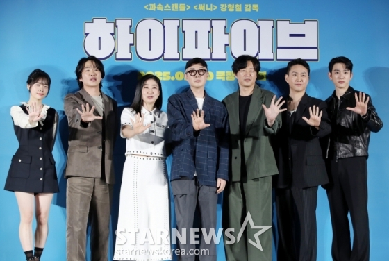 배우 이재인, 안재홍, 라미란, 강형철 감독, 배우 김희원, 오정세, 박진영이 12일 오전 서울 광진구 롯데시네마 건대입구에서 열린 영화 &#039;하이파이브&#039;(감독 강형철) 제작보고회에 참석해 포즈를 취하고 있다. /2025.05.12 /사진=김휘선 hwijpg@