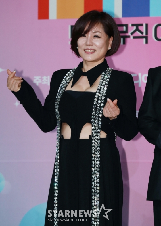 가수 한혜진이 12일 오후 서울 마포구 상암동 SBS 프리즘 타워에서 진행된 트롯뮤직어워즈 2024 레드카펫 행사에 참석해 포즈를 취하고 있다. /2024.04.12 /사진=이동훈