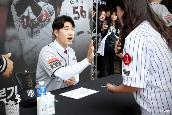 신본기가 11일 수원 KT-롯데전에 앞서 열린 자신의 은퇴식을 찾아온 롯데팬에게 사인해주고 있다. /사진=KT 위즈 제공