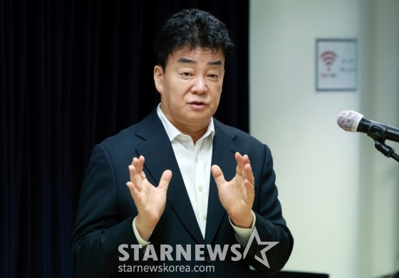 (서울=뉴스1) 김진환 기자 = 백종원 더본코리아 대표가 28일 서울 서초구 스페이스쉐어 강남역센터에서 열린 정기 주주총회에서 발언하고 있다. 2025.3.28/뉴스1  Copyright (C) 뉴스1. All rights reserved. 무단 전재 및 재배포,  AI학습 이용 금지. /사진=(서울=뉴스1) 김진환 기자