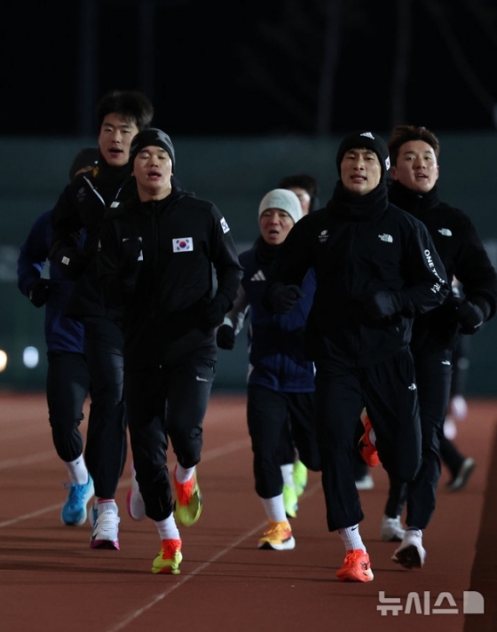 충북 진천국가대표선수촌에서 국가대표 선수들이 신년 훈련 새벽 구보를 하고 있다. /사진=뉴시스