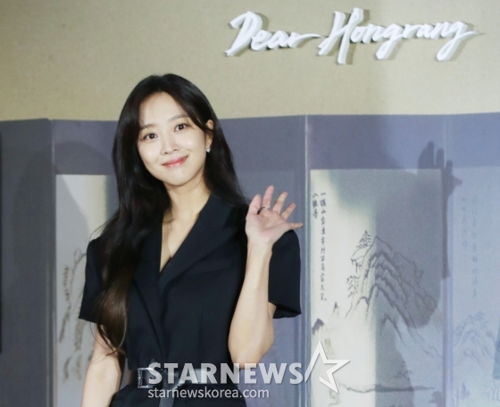 배우 조보아가 13일 오전 서울 신도림 라마다호텔에서 진행된 넷플릭스 오리지널 시리즈 &#039;탄금&#039; 제작발표회에 참석해 포즈를 취하고 있다.   실종되었던 조선 최대 상단의 아들 ‘홍랑’이 기억을 잃은 채 12년 만에 돌아오고, 이복누이 ‘재이’만이 그의 실체를 의심하는 가운데 둘 사이 싹트는 알 수 없는 감정을 그린 미스터리 멜로 사극 &#039;탄금&#039;은 오는 16일 공개된다. /2025.05.13 /사진=이동훈 photoguy@