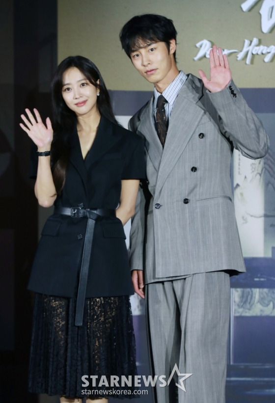 배우 조보아, 이재욱이 13일 오전 서울 신도림 라마다호텔에서 진행된 넷플릭스 오리지널 시리즈 &#039;탄금&#039; 제작발표회에 참석해 포즈를 취하고 있다.   실종되었던 조선 최대 상단의 아들 ‘홍랑’이 기억을 잃은 채 12년 만에 돌아오고, 이복누이 ‘재이’만이 그의 실체를 의심하는 가운데 둘 사이 싹트는 알 수 없는 감정을 그린 미스터리 멜로 사극 &#039;탄금&#039;은 오는 16일 공개된다. /2025.05.13 /사진=이동훈 photoguy@
