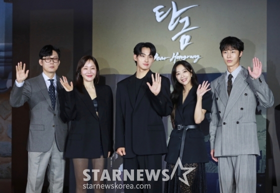 배우 박병은, 엄지원, 정가람, 조보아, 이재욱이 13일 오전 서울 신도림 라마다호텔에서 진행된 넷플릭스 오리지널 시리즈 &#039;탄금&#039; 제작발표회에 참석해 포즈를 취하고 있다.   실종되었던 조선 최대 상단의 아들 ‘홍랑’이 기억을 잃은 채 12년 만에 돌아오고, 이복누이 ‘재이’만이 그의 실체를 의심하는 가운데 둘 사이 싹트는 알 수 없는 감정을 그린 미스터리 멜로 사극 &#039;탄금&#039;은 오는 16일 공개된다. /2025.05.13 /사진=이동훈 photoguy@