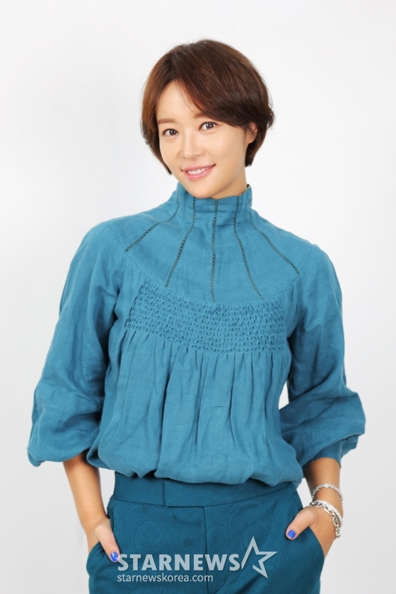 황정음이 29일 온라인으로 진행된 SBS플러스 예능 &#039;솔로라서&#039; 제작발표회에서 포즈를 취하고 있다. /사진제공=SBS플러스 2024.10.29 /사진=이동훈 photoguy@