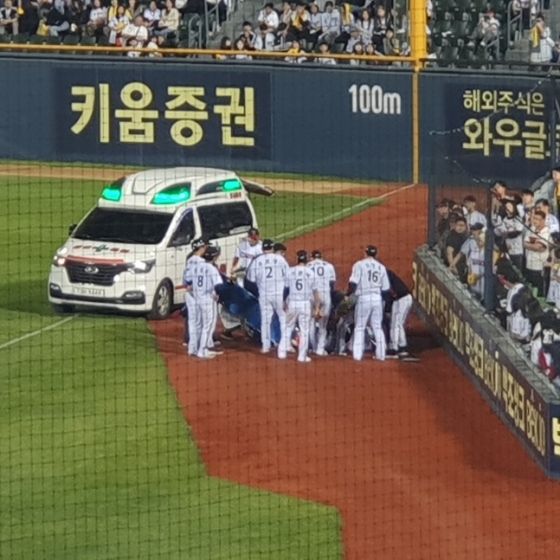 LG 홍창기가 13일 잠실 키움전 9회말 2사 만루에서 수비 도중 김민수와 부딪혀 쓰러졌다. 구급차가 들어왔고 동료 선수들이 걱정스럽게 지켜보고 있다. /사진=김동윤 기자