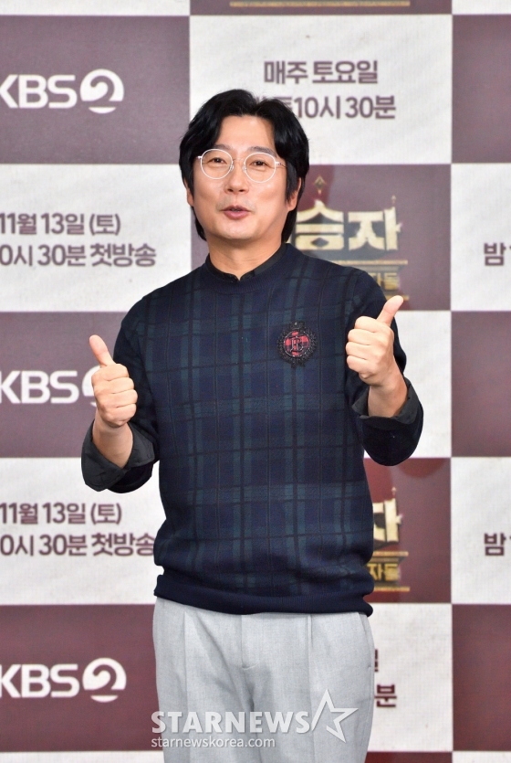 개그맨 이수근이 12일 오후 온라인 생중계로 진행된  KBS 2TV 예능 &#039;개승자&#039; 제작발표회에 참석해 포즈를 취하고 있다.  대한민국 대표 희극인들의 코미디 서바이벌 전쟁 &#039;개(그로) 승(부하는) 자(들)&#039;은 오는 13일 첫 방송된다. /사진제공=KBS 2021.11.12