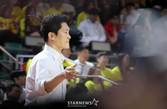 전희철 감독이 13일 오후7시 서울 잠실학생체육관에서 열린 서울 SK 대 창원 LG의 &#039;2024~20254시즌 KCC 프로농구 챔피언결정전(7전4승제)&#039; 5차전에서 경기를 지켜보고 있다. /사진=강영조 선임기자