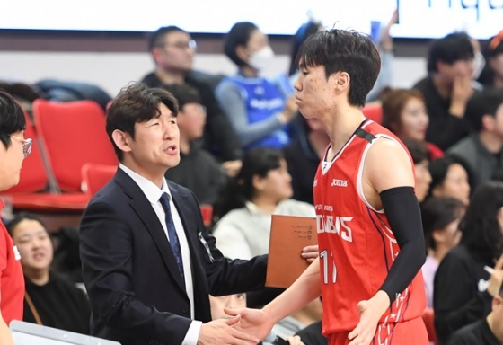 양동근 현대모비스 감독(왼쪽)과 이우석. /사진=KBL 제공 
