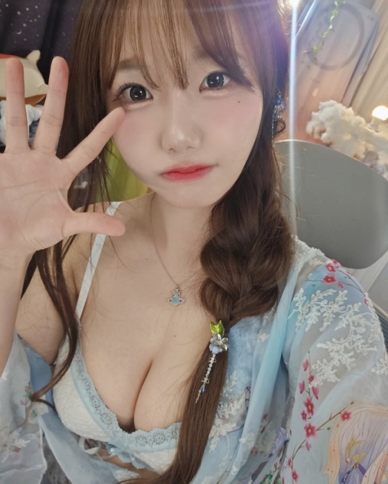수련수련. /사진=수련수련 SNS