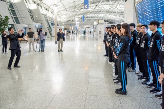 한국 탁구 국가대표팀이 14일 오전 인천국제공항에서 &#039;2025 세계탁구선수권대회 개인전 파이널스&#039; 대회 출전을 앞두고 기념사진을 찍고 있다. /사진=대한탁구협회 제공