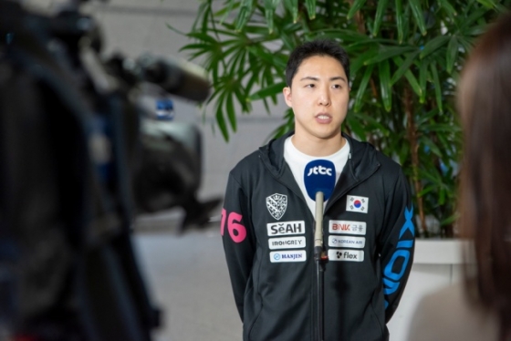 탁구 국가대표팀의 임종훈이 14일 오전 인천국제공항에서 &#039;2025 세계탁구선수권대회 개인전 파이널스&#039; 대회 출전을 앞두고 인터뷰에 응하고 있다./사진=대한탁구협회 제공