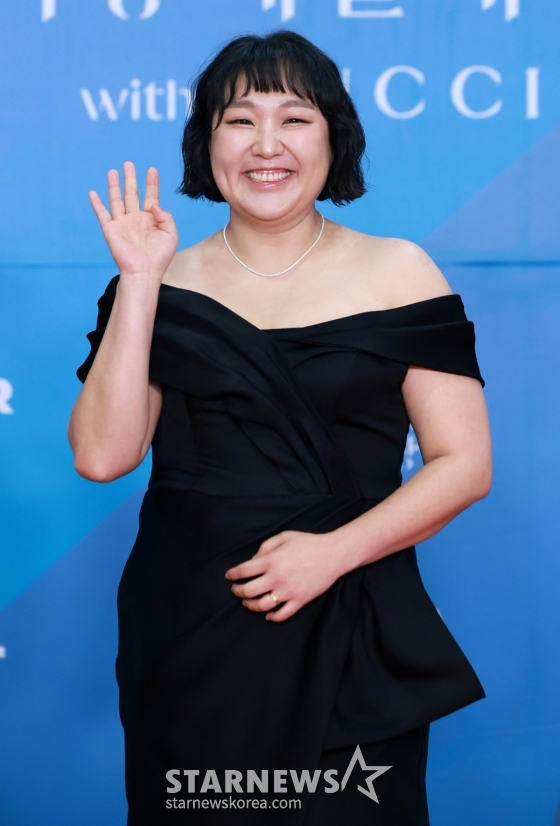 (서울=뉴스1) 김진환 기자 = 개그맨 이수지가 어린이날인 5일 오후 서울 강남구 코엑스에서 열린 &#039;61회 백상예술대상&#039; 레드카펫에서 포즈를 취하고 있다. 2025.5.5/뉴스1  Copyright (C) 뉴스1. All rights reserved. 무단 전재 및 재배포,  AI학습 이용 금지. /사진=(서울=뉴스1) 김진환 기자