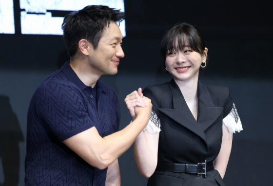 (서울=뉴스1) 권현진 기자 = 배우 손석구와 김다미(오른쪽)가 14일 서울 종로구 JW 메리어트 동대문 스퀘어 서울에서 열린 디즈니+ 오리지널 시리즈 &#039;나인 퍼즐&#039; 제작발표회에서 포즈를 취하고 있다.  &#039;나인 퍼즐&#039;은 10년 전, 미결 사건의 유일한 목격자이자 현직 프로파일러인 &#039;이나&#039;(김다미 분)와 그를 끝까지 용의자로 의심하는 강력팀 형사 &#039;한샘&#039;(손석구 분)이 의문의 퍼즐 조각과 함께 다시 시작된 연쇄살인 사건의 비밀을 파헤치는 추리 스릴러다. 2025.5.14/뉴스1  Copyright (C) 뉴스1. All rights reserved. 무단 전재 및 재배포,  AI학습 이용 금지. /사진=(서울=뉴스1) 권현진 기자