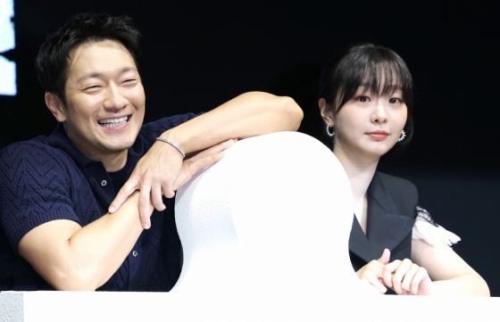 (서울=뉴스1) 권현진 기자 = 배우 손석구와 김다미(오른쪽)가 14일 서울 종로구 JW 메리어트 동대문 스퀘어 서울에서 열린 디즈니+ 오리지널 시리즈 &#039;나인 퍼즐&#039; 제작발표회에서 포즈를 취하고 있다.  &#039;나인 퍼즐&#039;은 10년 전, 미결 사건의 유일한 목격자이자 현직 프로파일러인 &#039;이나&#039;(김다미 분)와 그를 끝까지 용의자로 의심하는 강력팀 형사 &#039;한샘&#039;(손석구 분)이 의문의 퍼즐 조각과 함께 다시 시작된 연쇄살인 사건의 비밀을 파헤치는 추리 스릴러다. 2025.5.14/뉴스1  Copyright (C) 뉴스1. All rights reserved. 무단 전재 및 재배포,  AI학습 이용 금지. /사진=(서울=뉴스1) 권현진 기자