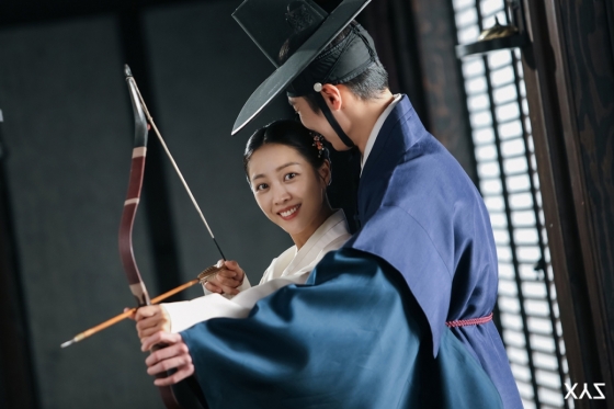 왼쪽부터 조보아, 이재욱 /사진=엑스와이지 스튜디오