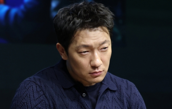 (서울=뉴스1) 권현진 기자 = 배우 김다미가 14일 서울 종로구 JW 메리어트 동대문 스퀘어 서울에서 열린 디즈니+ 오리지널 시리즈 &#039;나인 퍼즐&#039; 제작발표회에서 생각에 잠겨 있다.  &#039;나인 퍼즐&#039;은 10년 전, 미결 사건의 유일한 목격자이자 현직 프로파일러인 &#039;이나&#039;(김다미 분)와 그를 끝까지 용의자로 의심하는 강력팀 형사 &#039;한샘&#039;(손석구 분)이 의문의 퍼즐 조각과 함께 다시 시작된 연쇄살인 사건의 비밀을 파헤치는 추리 스릴러다. 2025.5.14/뉴스1  Copyright (C) 뉴스1. All rights reserved. 무단 전재 및 재배포,  AI학습 이용 금지. /사진=(서울=뉴스1) 권현진 기자