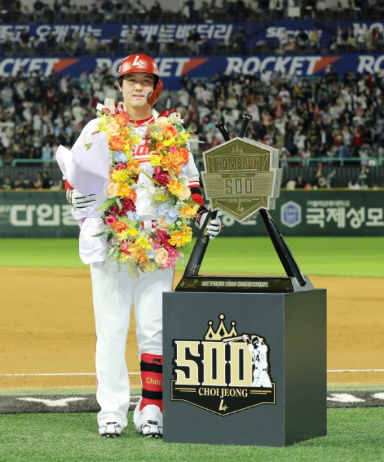 500홈런을 날리고 기념 촬영을 하는 최정. /사진=SSG 랜더스 제공