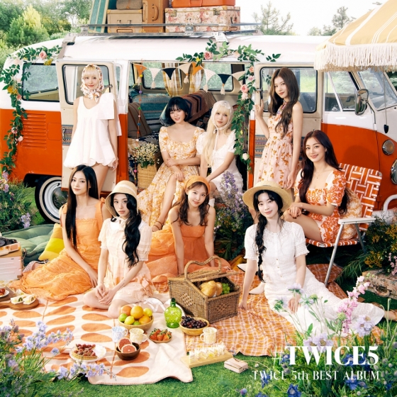 트와이스 일본 다섯 번째 베스트 앨범 커버 이미지/사진제공=JYP엔터테인먼트
