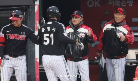 LG 홍창기(왼쪽에서 두번째)와 염경엽 감독. /사진=김진경 대기자