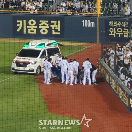 LG 홍창기가 13일 잠실 키움전 9회말 2사 만루에서 수비 도중 김민수와 부딪혀 쓰러졌다. 구급차가 들어왔고 동료 선수들이 걱정스럽게 지켜보고 있다. /사진=김동윤 기자