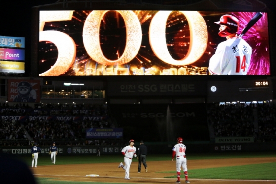 500호 홈런을 날리고 베이스를 도는 최정. /사진=SSG 랜더스 제공