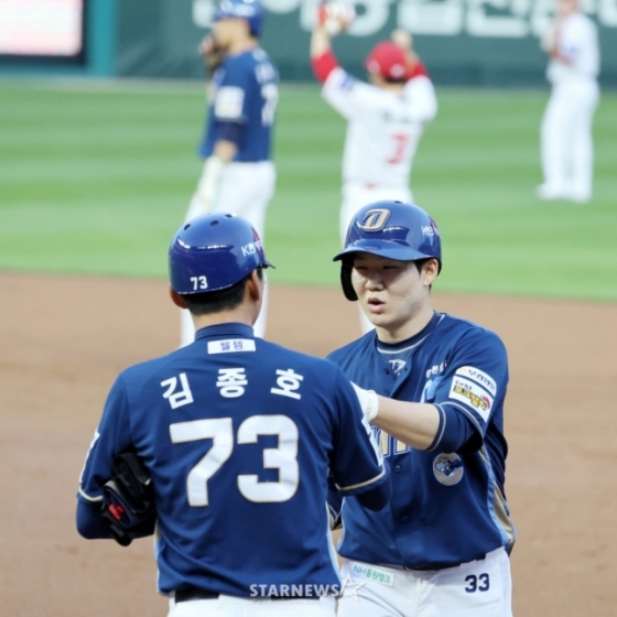 NC 박민우(오른쪽)가 14일 SSG전 적시타를 날리고 김종호 코치와 하이파이브를 하고 있다. /사진=강영조 선임기자