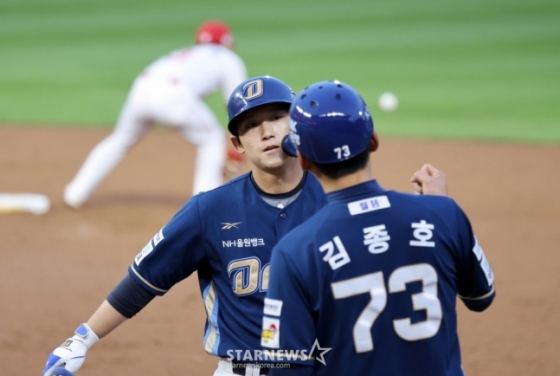 적시타를 날린 서호철(왼쪽)이 김종호 코치의 환영을 받고 있다. /사진=강영조 선임기자