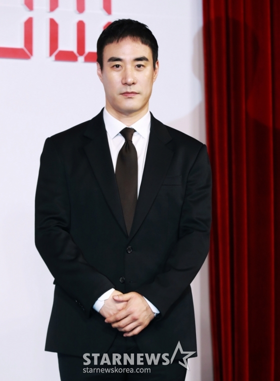 배우 배성우가 10일 오전 앰배서더 서울 풀만 호텔에서 진행된 넷플릭스 오리지널 시리즈 &#039;더 에이트 쇼&#039; 제작발표회에서 포즈를 취하고 있다.  8명의 인물이 8층으로 나뉜 비밀스런 공간에 갇혀 ‘시간이 쌓이면 돈을 버는’ 달콤하지만 위험한 쇼에 참가하면서 벌어지는 이야기 &#039;더 에이트 쇼&#039;는 오는 17일 공개된다. /2024.05.10 /사진=이동훈