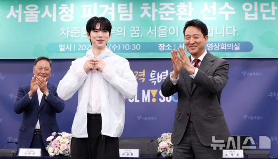 차준환(왼쪽)과 오세훈 서울시장. /사진=뉴시스