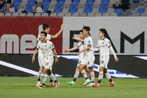 문민서 선제골 직후 /사진=광주FC 제공.