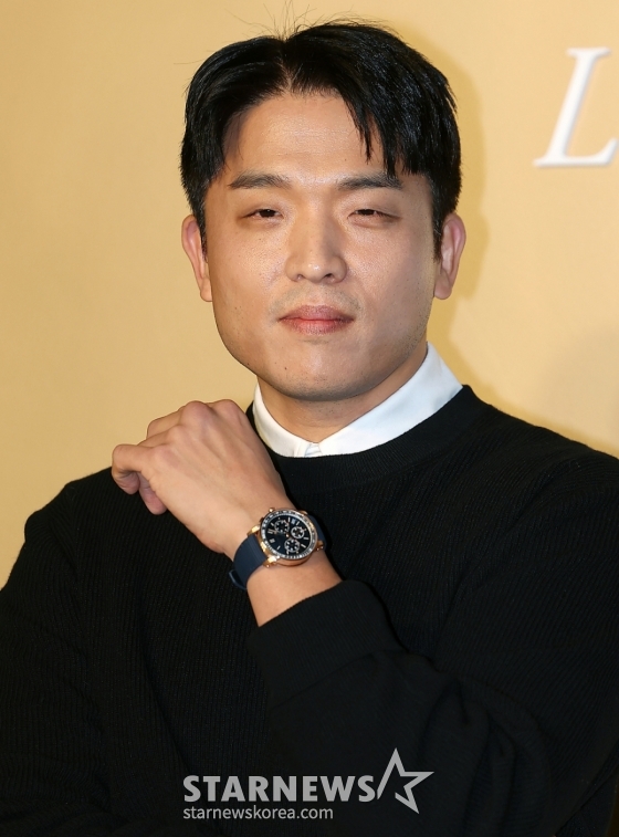 (서울=뉴스1) 김진환 기자 = 안성재 셰프가 22일 오후 서울 성동구 성수동에서 열린 스위스 고급 시계 브랜드 오데마 피게 AP 플래그십 그랜드 오프닝 행사에 참석해 포즈를 취하고 있다. 2024.11.22/뉴스1  Copyright (C) 뉴스1. All rights reserved. 무단 전재 및 재배포,  AI학습 이용 금지. /사진=(서울=뉴스1) 김진환 기자
