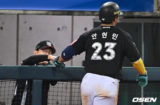 이강철 감독(왼쪽)과 하이파이브를 하고 있는 안현민. 